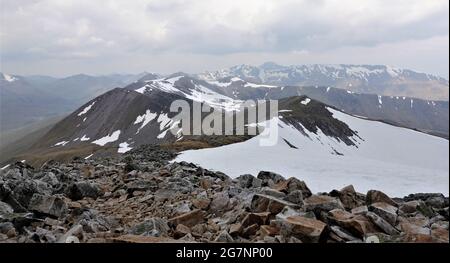 Crête des Corries grises vue depuis le sommet de Stob Choire Clarigh, Highlands écossais, Royaume-Uni d'Écosse Banque D'Images