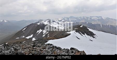 Crête des Corries grises vue depuis le sommet de Stob Choire Clarigh, Highlands écossais, Royaume-Uni d'Écosse Banque D'Images