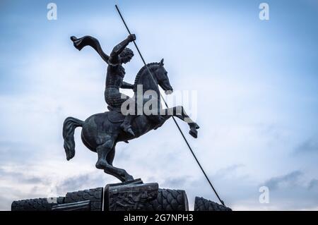 Sculpture de Saint George qui laque le dragon sur la colline de Poklonnaya dans la ville de Moscou, Russie. Banque D'Images