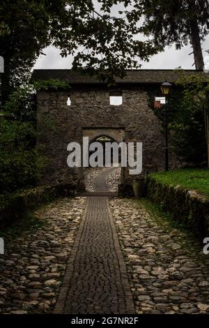 Bled, Slovénie - 11 septembre 2017 : vue sur l'entrée du château de Bled par un jour de pluie Banque D'Images