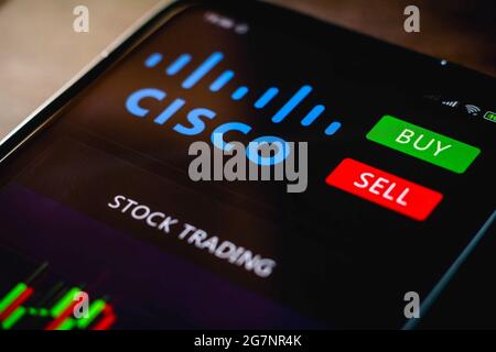 Brésil. 15 juillet 2021. Dans cette illustration, le logo Cisco Systems apparaît sur l'écran d'un smartphone avec bourse. Crédit : SOPA Images Limited/Alamy Live News Banque D'Images