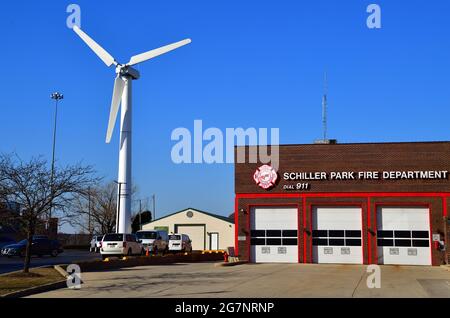 Schiller Park, Illinois, États-Unis. Une éolienne exploitée par un restaurant local s'élève au-dessus d'une caserne de pompiers. Banque D'Images