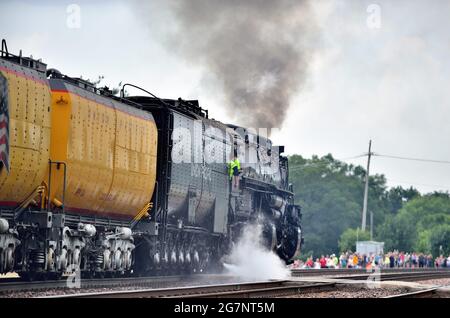 Winfield, Illinois, États-Unis. La plus grande locomotive à vapeur jamais construite, l'Union Pacific Railroad 'Big Boy' ralentissant près d'une grande foule de spectateurs. Banque D'Images