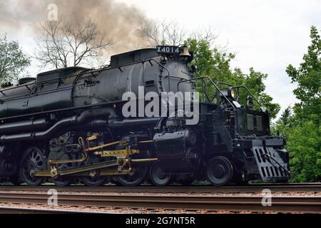 Winfield, Illinois, États-Unis. La plus grande locomotive à vapeur jamais construite, le « Big Boy » Union Pacific Railroad qui traverse les banlieues de Chicago. Banque D'Images