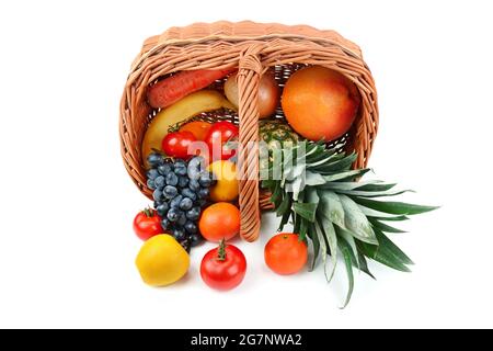 Légumes et fruits dans un panier isolé sur fond blanc. Une alimentation saine. Banque D'Images