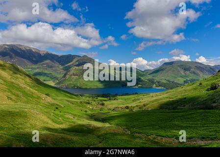 Vue sur Crummock Water depuis Floutern Pass dans les fells occidentaux de Cumbria Banque D'Images