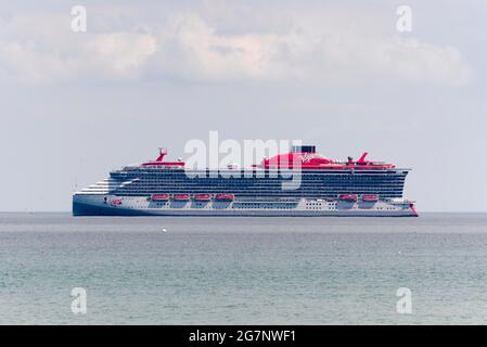 Weymouth, Dorset, Royaume-Uni. 15 juillet 2021. Le nouveau bateau de croisière Virgin Vogages Scarlet Lady ancré dans la baie de Weymouth à Dorset lors d'une brève visite. Crédit photo : Graham Hunt/Alamy Live News Banque D'Images