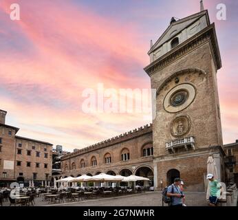 Mantoue, Italie. 13 juillet 2021. Vue sur la tour de l'horloge de la Piazza delle Erbe dans le centre-ville Banque D'Images