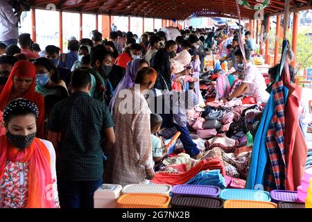 Dhaka, Bangladesh. 15 juillet 2021. Une foule de gens magasinent à Dhaka Nouveau marché avant le festival Eid-UL-Azha. Crédit : SOPA Images Limited/Alamy Live News Banque D'Images