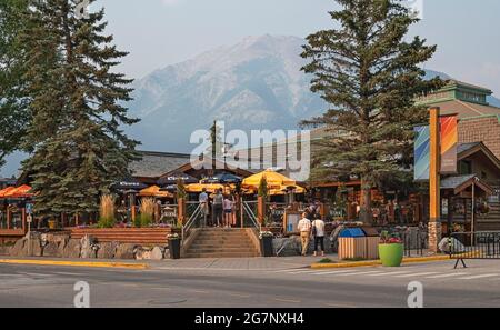 Canmore, Alberta, Canada – le 14 juillet 2021 : entrée du patio du restaurant Wood sur la rue main montrant l'extérieur du bâtiment et les clients du restaurant Banque D'Images