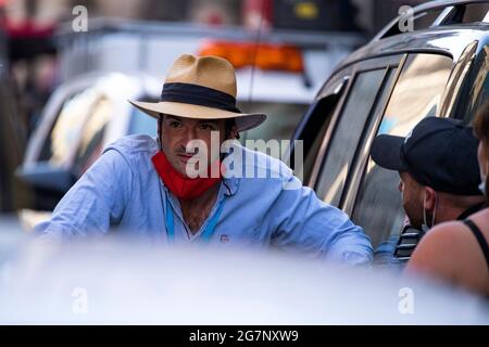 Glasgow, Écosse, Royaume-Uni. 15 juillet 2021. PHOTO : deuxième jour du tournage du film hollywoodien à succès d'Indiana Jones 5. Les scènes d'aujourd'hui disent une parade de ticker avec des bandes de marchage, des foules de foudroyantes, la presse et les astronautes de retour dans une scène américaine de New York 1959. Les rues sont décorées d'étoiles et de bandes drapeaux et de banderoles et le Harrison Ford double a été vu à cheval de retour dans les rues de Glasgow. Crédit : Colin Fisher/Alay Live News Banque D'Images