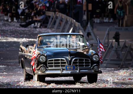 Glasgow, Écosse, Royaume-Uni. 15 juillet 2021. PHOTO : deuxième jour du tournage du film hollywoodien à succès d'Indiana Jones 5. Les scènes d'aujourd'hui disent une parade de ticker avec des bandes de marchage, des foules de foudroyantes, la presse et les astronautes de retour dans une scène américaine de New York 1959. Les rues sont décorées d'étoiles et de bandes drapeaux et de banderoles et le Harrison Ford double a été vu à cheval de retour dans les rues de Glasgow. Crédit : Colin Fisher/Alay Live News Banque D'Images