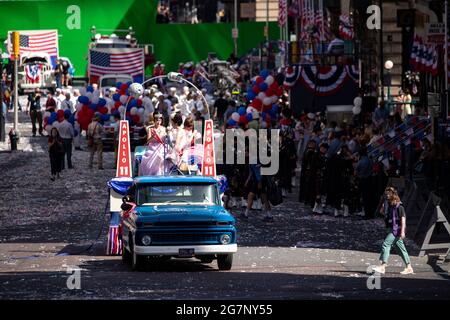 Glasgow, Écosse, Royaume-Uni. 15 juillet 2021. PHOTO : deuxième jour du tournage du film hollywoodien à succès d'Indiana Jones 5. Les scènes d'aujourd'hui disent une parade de ticker avec des bandes de marchage, des foules de foudroyantes, la presse et les astronautes de retour dans une scène américaine de New York 1959. Les rues sont décorées d'étoiles et de bandes drapeaux et de banderoles et le Harrison Ford double a été vu à cheval de retour dans les rues de Glasgow. Crédit : Colin Fisher/Alay Live News Banque D'Images