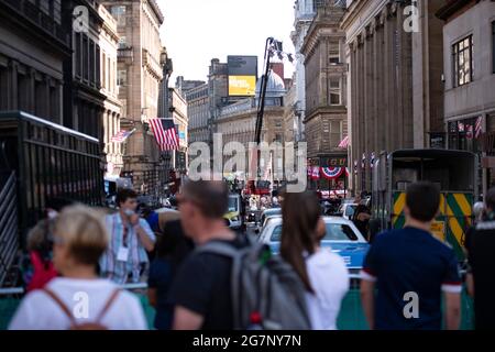 Glasgow, Écosse, Royaume-Uni. 15 juillet 2021. PHOTO : deuxième jour du tournage du film hollywoodien à succès d'Indiana Jones 5. Les scènes d'aujourd'hui disent une parade de ticker avec des bandes de marchage, des foules de foudroyantes, la presse et les astronautes de retour dans une scène américaine de New York 1959. Les rues sont décorées d'étoiles et de bandes drapeaux et de banderoles et le Harrison Ford double a été vu à cheval de retour dans les rues de Glasgow. Crédit : Colin Fisher/Alay Live News Banque D'Images