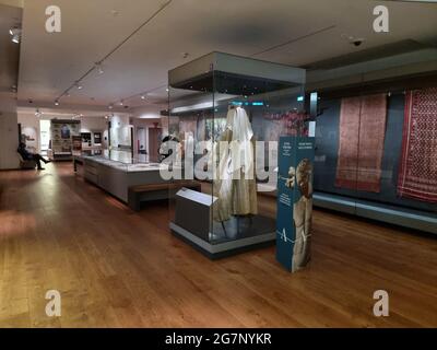 Textiles lumineux dans le noir et exposés au musée Ashmolean d'Oxford, en Angleterre. L’Ashmolean est le musée d’art et d’archéologie de l’Université d’Oxford, fondé en 1683. Ses collections mondialement connues vont des momies égyptiennes à l'art contemporain, racontant des histoires humaines à travers les cultures et le temps. Royaume-Uni. Banque D'Images