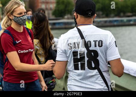 Londres, Royaume-Uni. 15 juillet 2021. Les footballeurs de Londres ont une bannière contre le racisme en faveur de Rashford, Sanch et Saka, à la suite des abus racistes dont ont fait preuve les joueurs de l'équipe de football des hommes d'Angleterre après la finale des 2020 euros. Crédit : Liam Asman/Alay Live News Banque D'Images