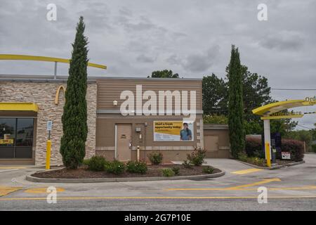 Columbia County, GA USA - 07 11 21: McDonald's embauche maintenant bannière de carrière sur le côté du bâtiment - Columbia Road Banque D'Images