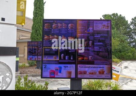 Columbia County, GA USA - 07 11 21: McDonalds drive menu digital - Columbia Road Banque D'Images