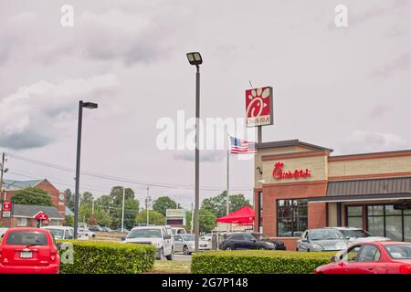 Augusta, GA USA - 04 29 21: Chick fil UN restaurant de poulet rapide vue sur le parking - Hwy 25 Banque D'Images