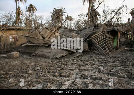 Des maisons et des arbres endommagés sont couverts de cendres volcaniques après l'éruption du volcan Taal dans la province de Batangas, au sud de Manille, aux Philippines. Le volcan Taal est une grande caldeira remplie par le lac Taal aux Philippines. Situé dans la province de Batangas, le volcan est l'un des volcans les plus actifs du pays, avec 34 éruptions historiques enregistrées, toutes concentrées sur l'île Volcano, près du milieu du lac Taal. La dernière éruption a eu lieu le 12 janvier 2020. Philippines. Banque D'Images