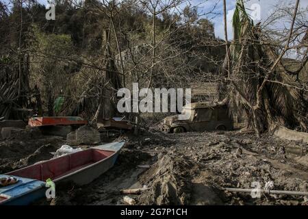 Des maisons et des arbres endommagés sont couverts de cendres volcaniques après l'éruption du volcan Taal dans la province de Batangas, au sud de Manille, aux Philippines. Le volcan Taal est une grande caldeira remplie par le lac Taal aux Philippines. Situé dans la province de Batangas, le volcan est l'un des volcans les plus actifs du pays, avec 34 éruptions historiques enregistrées, toutes concentrées sur l'île Volcano, près du milieu du lac Taal. La dernière éruption a eu lieu le 12 janvier 2020. Philippines. Banque D'Images