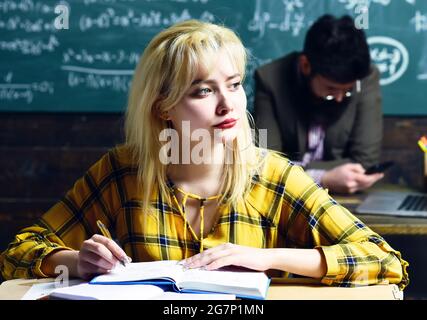 Essayer l'étudiant est celui qui a le plus de potentiel. High school college students studying et lire ensemble en classe des concepts d'éducation Banque D'Images