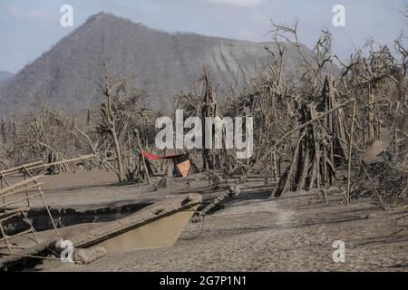 Des maisons et des arbres endommagés sont couverts de cendres volcaniques après l'éruption du volcan Taal dans la province de Batangas, au sud de Manille, aux Philippines. Le volcan Taal est une grande caldeira remplie par le lac Taal aux Philippines. Situé dans la province de Batangas, le volcan est l'un des volcans les plus actifs du pays, avec 34 éruptions historiques enregistrées, toutes concentrées sur l'île Volcano, près du milieu du lac Taal. La dernière éruption a eu lieu le 12 janvier 2020. Philippines. Banque D'Images