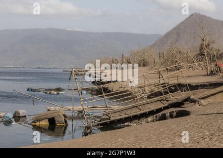 Des maisons et des arbres endommagés sont couverts de cendres volcaniques après l'éruption du volcan Taal dans la province de Batangas, au sud de Manille, aux Philippines. Le volcan Taal est une grande caldeira remplie par le lac Taal aux Philippines. Situé dans la province de Batangas, le volcan est l'un des volcans les plus actifs du pays, avec 34 éruptions historiques enregistrées, toutes concentrées sur l'île Volcano, près du milieu du lac Taal. La dernière éruption a eu lieu le 12 janvier 2020. Philippines. Banque D'Images