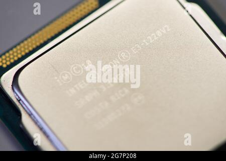 Timisoara, Roumanie - 23 août 2019 : gros plan d'un processeur Intel Xeon E3-1220 v2, Ivy Bridge. Composants électroniques. Faible profondeur de champ. Banque D'Images