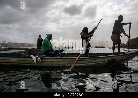 Les résidents qui vivent sur l'île du volcan Taal fuient en utilisant des bateaux tandis que le volcan Taal continue d'extacher de la fumée et des cendres à Laurel, province de Batangas au sud de Manille. Taal, le deuxième volcan le plus actif du pays, a émis un panache sombre de vapeur et de cendres lors d'une brève explosion, indiquant qu'une éruption explosive dangereuse est possible en heures ou en jours. L'explosion a posé la menace d'une autre éruption qui a conduit à l'évacuation de milliers de villageois à l'intérieur de la zone de danger du volcan ou des zones à haut risque. Philippines. Banque D'Images