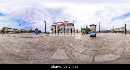 Vue panoramique à 360° de Great Yarmouth, Norfolk, Royaume-Uni – juillet 2021. L'entrée de Britannia Pier le long du front de mer