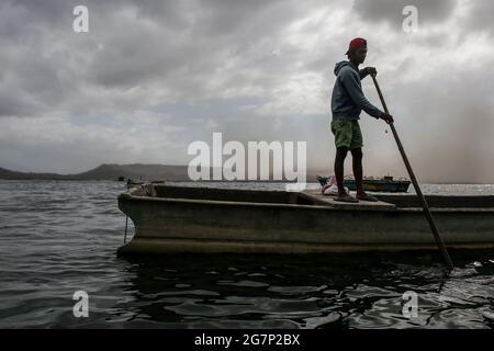 Les résidents qui vivent sur l'île du volcan Taal fuient en utilisant des bateaux tandis que le volcan Taal continue d'extacher de la fumée et des cendres à Laurel, province de Batangas au sud de Manille. Taal, le deuxième volcan le plus actif du pays, a émis un panache sombre de vapeur et de cendres lors d'une brève explosion, indiquant qu'une éruption explosive dangereuse est possible en heures ou en jours. L'explosion a posé la menace d'une autre éruption qui a conduit à l'évacuation de milliers de villageois à l'intérieur de la zone de danger du volcan ou des zones à haut risque. Philippines. Banque D'Images