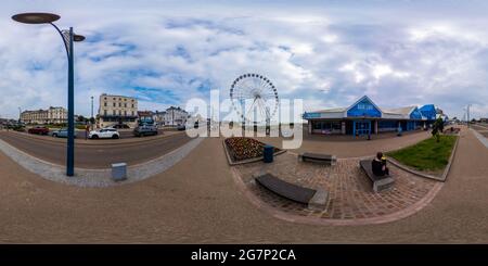 Vue panoramique à 360° de Great Yarmouth, Norfolk, Royaume-Uni – juillet 2021. Le Sea Life Centre et la grande roue, également connue sous le nom d'« oeil », sont situés le long du front de mer