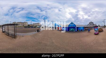 Vue panoramique à 360° de Great Yarmouth, Norfolk, Royaume-Uni – juillet 2021. Le Sea Life Centre et la grande roue, également connue sous le nom d'« oeil », sont situés le long du front de mer