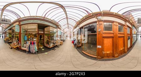 Vue panoramique à 360° de Great Yarmouth, Norfolk, Royaume-Uni – juillet 2021. L'intérieur de l'arcade victorienne