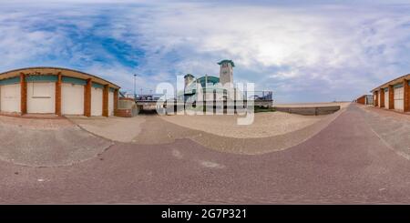 Vue panoramique à 360° de Great Yarmouth, Norfolk, Royaume-Uni – juillet 2021. La jetée de Wellington est capturée par la promenade