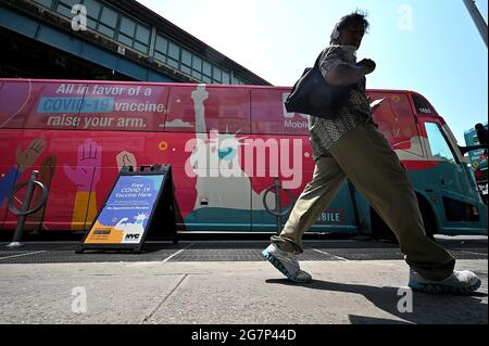 New York, États-Unis. 15 juillet 2021. Un homme passe devant un bus de vaccins COVID-19 de New York, stationné au coin de Broadway et de Roosevelt Avenue dans le quartier Queens de New York, le 15 juillet 2021. La ville de New York connaît une augmentation des infections par le COVID-19 en raison de la variante très contagieuse du delta qui s'est propagée aux États-Unis et dans le monde entier, ce qui suscite la crainte d'une nouvelle série d'épidémies. (Photo par Anthony Behar/Sipa USA) crédit: SIPA USA/Alay Live News Banque D'Images