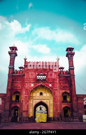 Belle vue de la porte d'entrée de Badshahi Masjid Lahore Pakistan Lahore Punjab Pakistan ciel bleu avec nuages arrière-plan Banque D'Images