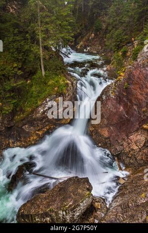 Vue sur les chutes d'eau de Mickiewicz, Wodogrzmoty Mickiewicza dans les Hautes Tatras sur le ruisseau Roztoka. Pologne. Banque D'Images