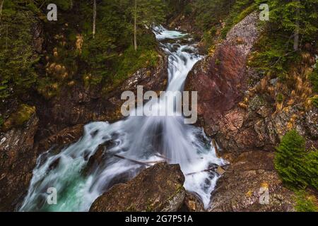 Vue sur les chutes d'eau de Mickiewicz, Wodogrzmoty Mickiewicza dans les Hautes Tatras sur le ruisseau Roztoka. Pologne. Banque D'Images