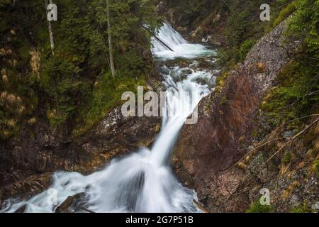 Vue sur les chutes d'eau de Mickiewicz, Wodogrzmoty Mickiewicza dans les Hautes Tatras sur le ruisseau Roztoka. Pologne. Banque D'Images