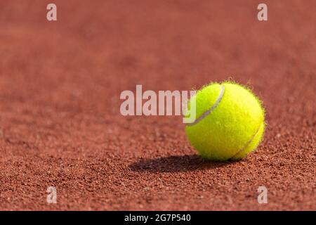 Ballon de tennis sur un court de tennis en terre battue. Concept de sport professionnel Banque D'Images