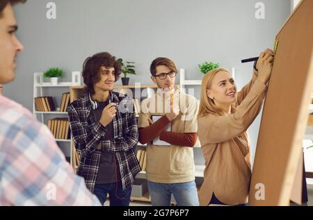 Les camarades d'école étudiants adolescents remue-méninges à bord Banque D'Images