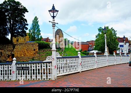 River Walk et Castle Tonbridge, Kent, Angleterre Banque D'Images