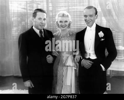 FRED ASTAIRE et GINGER ROGERS sur le décor Candid avec ROBERTO FRILO (nouveau directeur de RKO radio Pictures à Barcelone, Espagne) pendant le tournage du DIVORCE GAY aka LE DIVORCE gay 1934 réalisateur MARQUE SANDRICH costumes Walter Plunkett producteur Pandro S. Berman RKO radio Pictures Banque D'Images