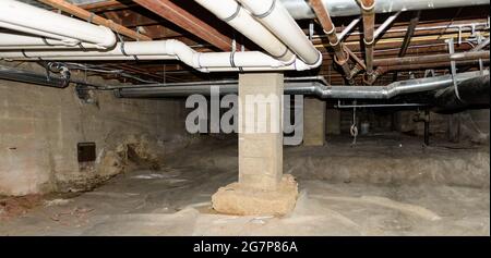 Reconstruction d'une ancienne maison dans le sous-sol avec de nouveaux conduits. Banque D'Images