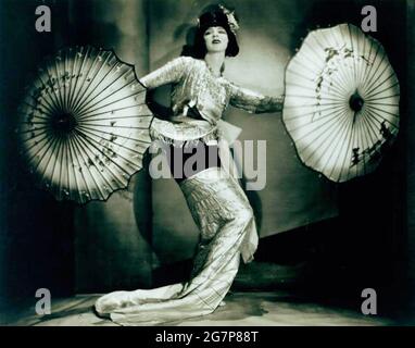 Photographie vintage de Ruth St Denis dans une danse solo birmane photographiée par Nickolas Muray Banque D'Images