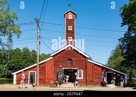 Ancien entrepôt en bois d'ocre rouge et bâtiment de créamerie avec tour à tuyau, abritant maintenant des boutiques d'artisanat dans le village de Ruotsinpyhtää ou Strömfors, en Finlande Banque D'Images