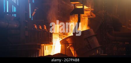 Usine métallurgique. Projection de métal fondu à partir d'une grosse louche. Procédé de fonte. Production d'acier industriel. Usine de aciéries. Fonderie de l'industrie lourde. Banque D'Images