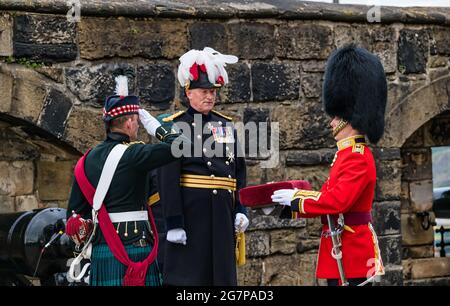 Installation du général de division Alastair Bruce de Crionaich comme gouverneur du château d'Édimbourg présenté avec la clé cérémonielle, Édimbourg, Écosse, Royaume-Uni Banque D'Images